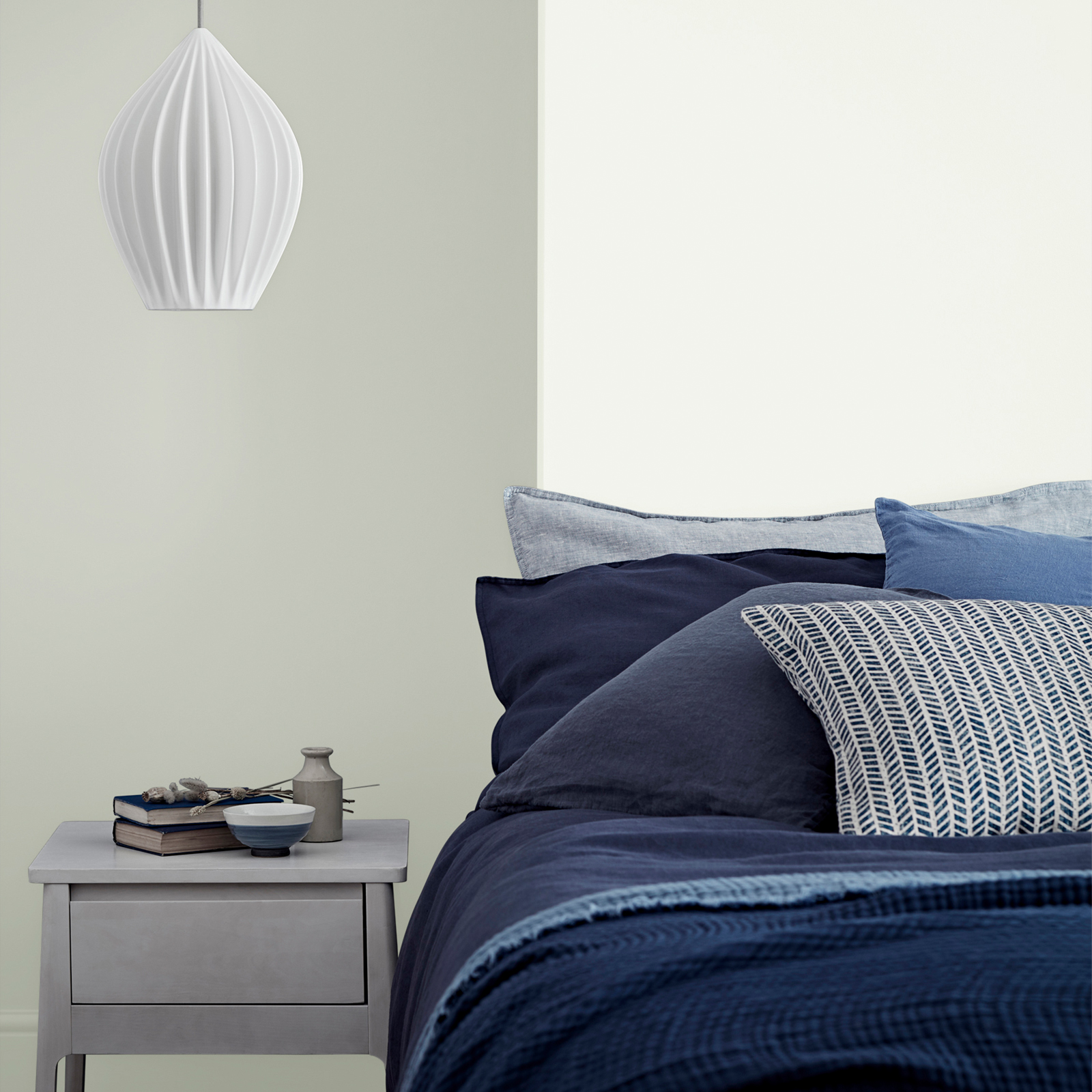 Crown Paints easyclean® Matt Emulsion Whites Decor 8 Stornoway